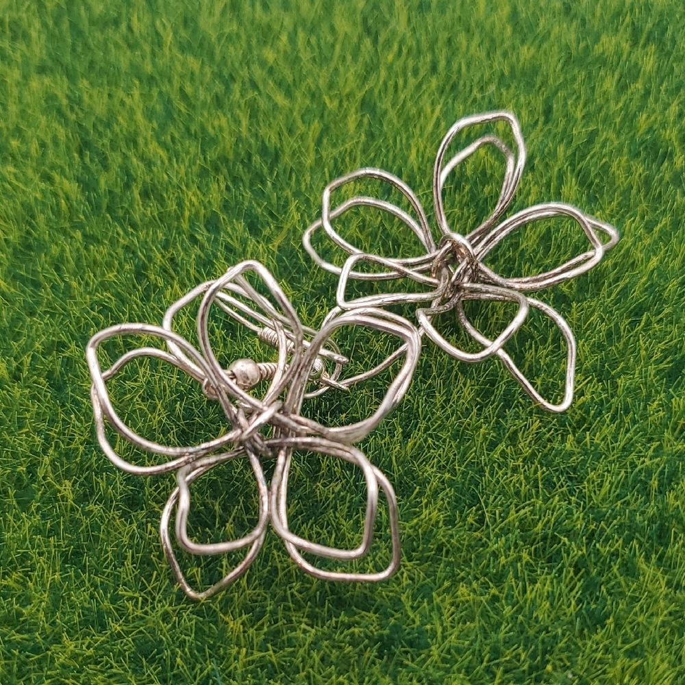 Silver Tone Wire Flower Stunning Earrings E147